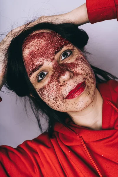 Yüzünde Kırmızı Parıltı Olan Genç Bir Kadın — Stok fotoğraf