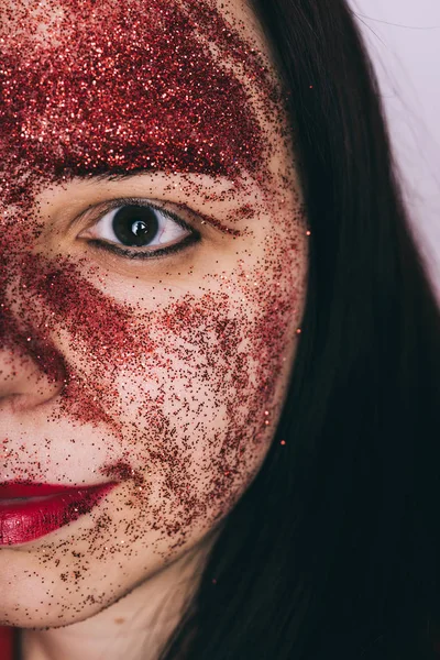 Mujer Joven Con Brillo Rojo Cara Que Presenta —  Fotos de Stock