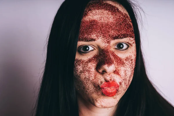 Jonge Vrouw Met Rode Glitter Haar Gezicht Poseren — Stockfoto