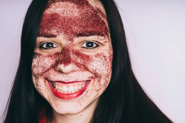 Yüzünde Kırmızı Parıltı Olan Genç Bir Kadın — Stok fotoğraf