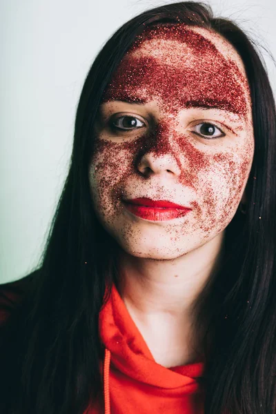 Giovane Donna Con Glitter Rosso Sul Viso Posa — Foto Stock