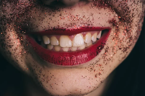 Jovem Mulher Com Brilho Vermelho Seu Rosto Posando — Fotografia de Stock