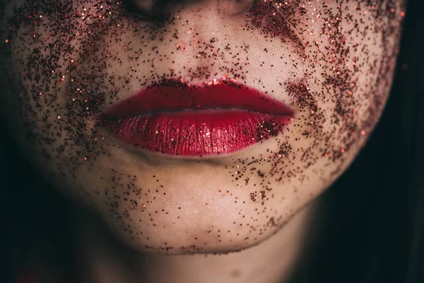 Jovem Mulher Com Brilho Vermelho Seu Rosto Posando — Fotografia de Stock