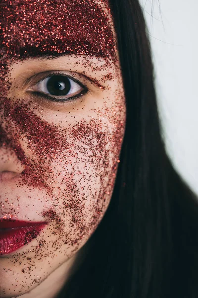 Jovem Mulher Com Brilho Vermelho Seu Rosto Posando — Fotografia de Stock