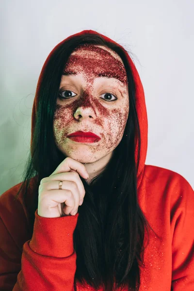Молода Жінка Червоним Блиском Обличчі Позує — стокове фото