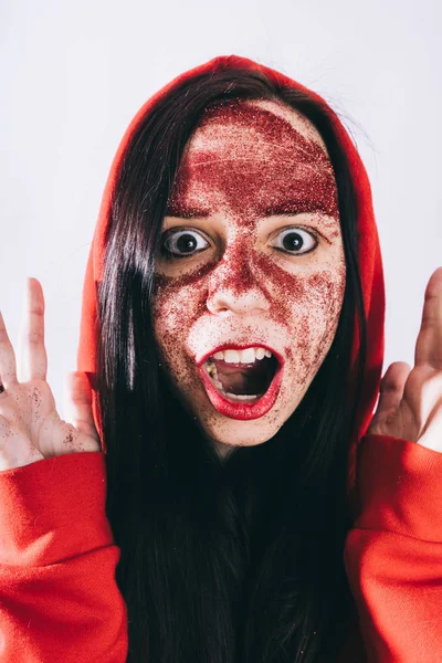 Jovem Mulher Com Brilho Vermelho Seu Rosto Posando — Fotografia de Stock
