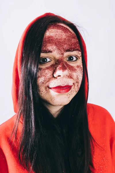 Mujer Joven Con Brillo Rojo Cara Que Presenta — Foto de Stock