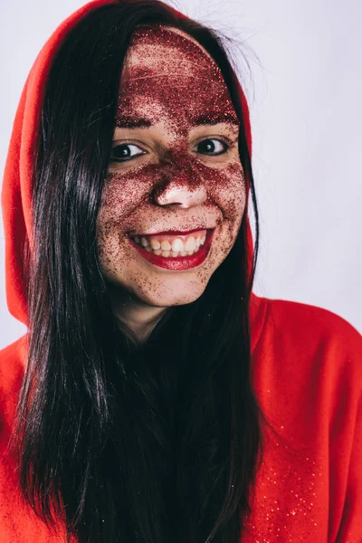 Jonge Vrouw Met Rode Glitter Haar Gezicht Poseren — Stockfoto