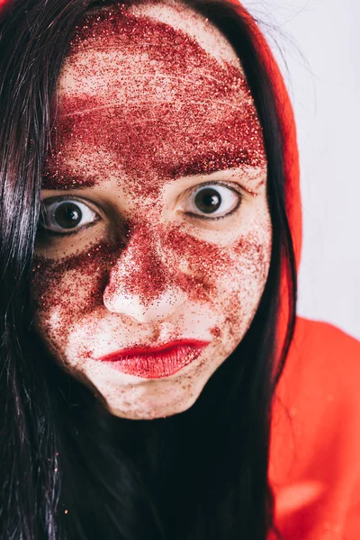 Jovem Mulher Com Brilho Vermelho Seu Rosto Posando — Fotografia de Stock