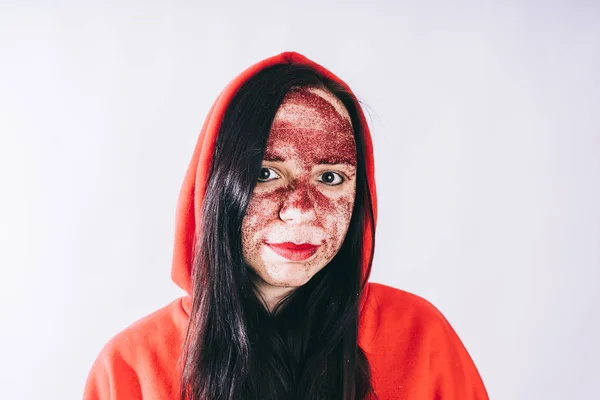 Mujer Joven Con Brillo Rojo Cara Que Presenta — Foto de Stock