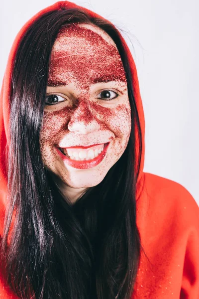Jonge Vrouw Met Rode Glitter Haar Gezicht Poseren — Stockfoto