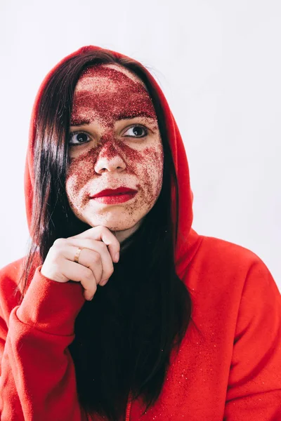 Ung Kvinna Med Rött Glitter Ansiktet Poserar — Stockfoto