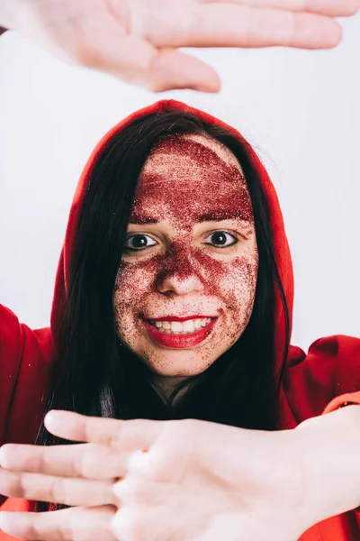 Młoda Kobieta Czerwonym Brokatem Twarzy Pozowanie — Zdjęcie stockowe