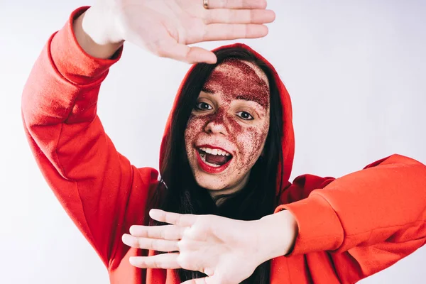 Mujer Joven Con Brillo Rojo Cara Que Presenta — Foto de Stock