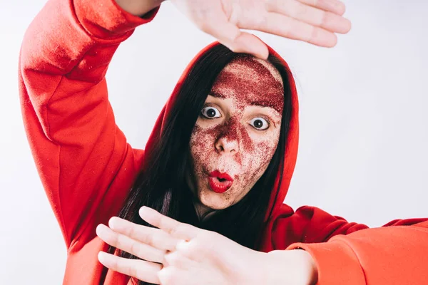 Ung Kvinna Med Rött Glitter Ansiktet Poserar — Stockfoto