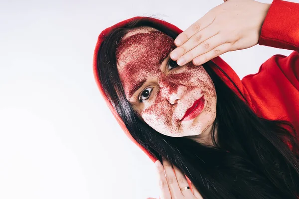 Une Jeune Femme Avec Scintillement Rouge Sur Son Visage Posant — Photo