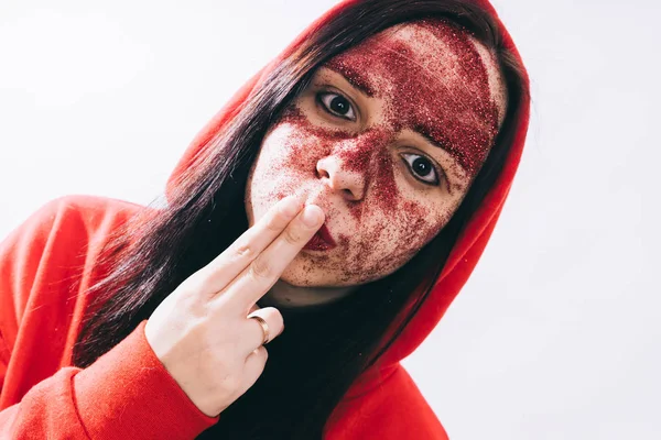 Jovem Mulher Com Brilho Vermelho Seu Rosto Posando — Fotografia de Stock