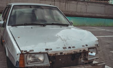 Kazadan sonra eski hasarlı araba