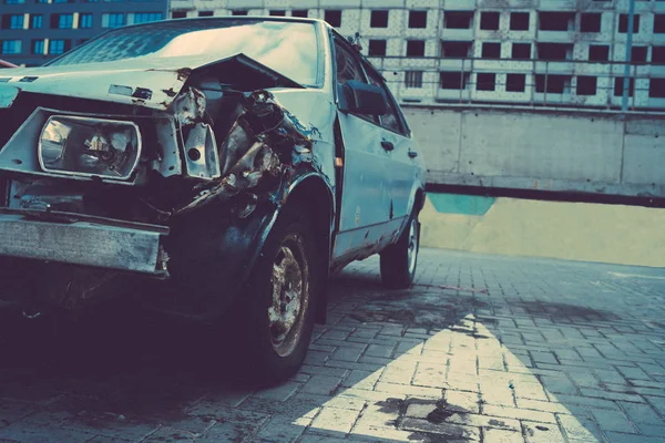 Старый Поврежденный Автомобиль После Аварии — стоковое фото