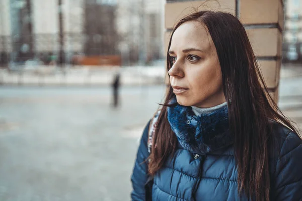 Una Mujer Joven Contexto Ciudad — Foto de Stock