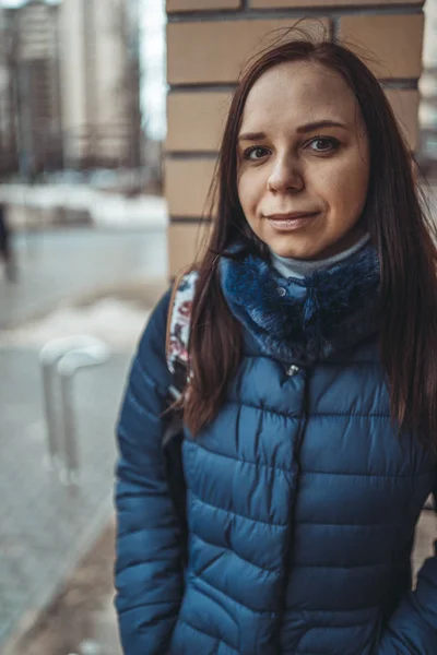 Eine Junge Frau Hintergrund Der Stadt — Stockfoto