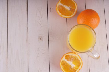 portakal suyu ahşap masada.