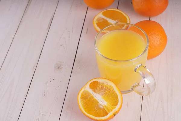 Jugo Naranja Sobre Mesa Madera —  Fotos de Stock