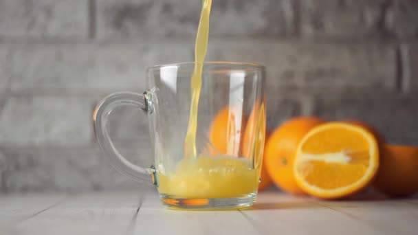 Ein Glas Frisch Gepresster Orangensaft Steht Auf Hellem Hintergrund Mit — Stockvideo