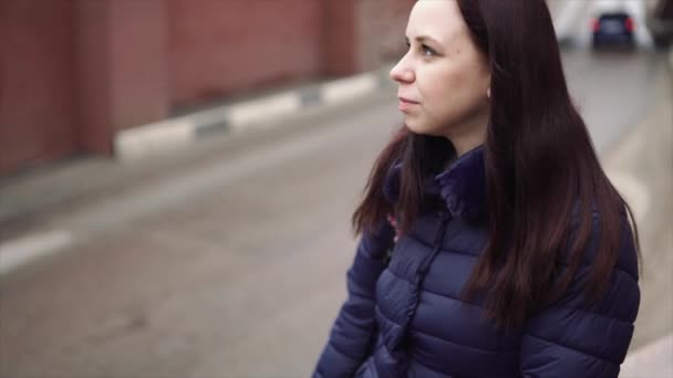 女人在冬天的巴士站 — 图库视频影像
