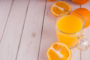 portakal suyu ahşap masada.