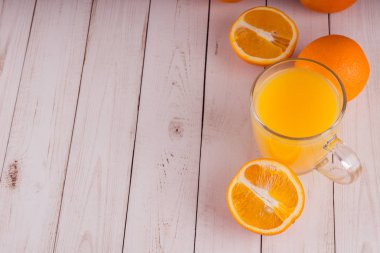 portakal suyu ahşap masada.