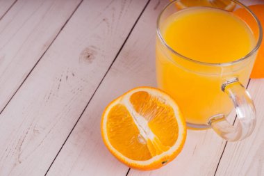 portakal suyu ahşap masada.