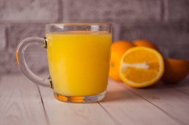 portakal suyu ahşap masada.