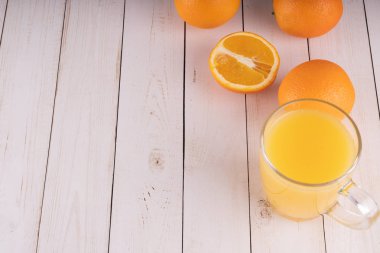 portakal suyu ahşap masada.