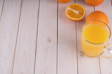 portakal suyu ahşap masada.
