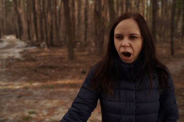 Ormanda yürüyen güzel bir genç kadın.