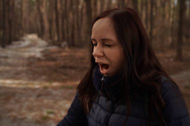 Ormanda yürüyen güzel bir genç kadın.