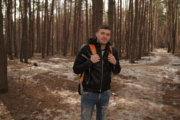 Homem Viajando Com Mochila Florestas Retrato Belo Homem Com Uma — Fotografia de Stock