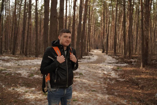 Homem Viajando Com Mochila Florestas Retrato Belo Homem Com Uma — Fotografia de Stock