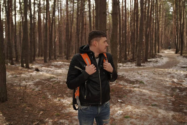 Hombre Que Viaja Con Mochila Los Bosques Retrato Del Hombre — Foto de Stock