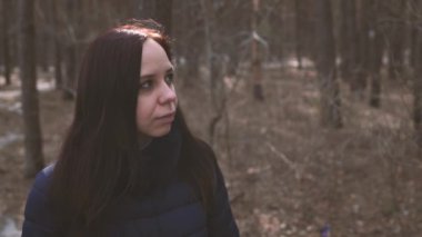 Ormanda yürüyen güzel bir genç kadın.