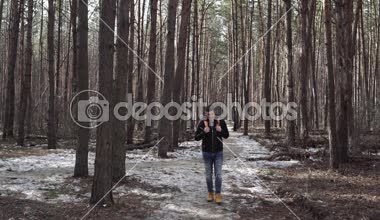 Ormanda sırt çantalı gezgin bir adam. Sırt çantalı yakışıklı adamın portresi.