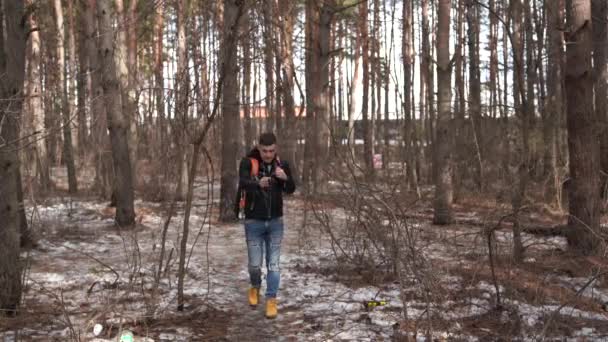 Egy Utazó Férfi Hátizsákkal Erdőben Egy Portré Jóképű Férfiról Hátizsákkal — Stock videók