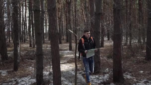 Homem Viajando Com Mapa Madeira — Vídeo de Stock