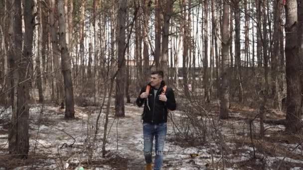 Resande Man Med Ryggsäck Skogen Ett Porträtt Den Stilige Mannen — Stockvideo