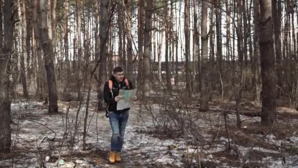 一个带着木头地图的旅行者 — 图库视频影像