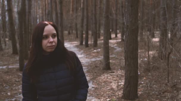 Une Jolie Jeune Femme Marche Dans Les Bois — Video