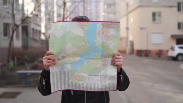 Homem Viajando Com Mapa Cidade — Vídeo de Stock