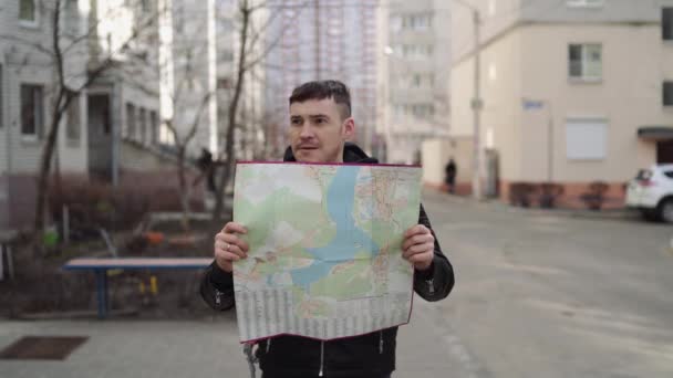 Homem Viajando Com Mapa Cidade — Vídeo de Stock