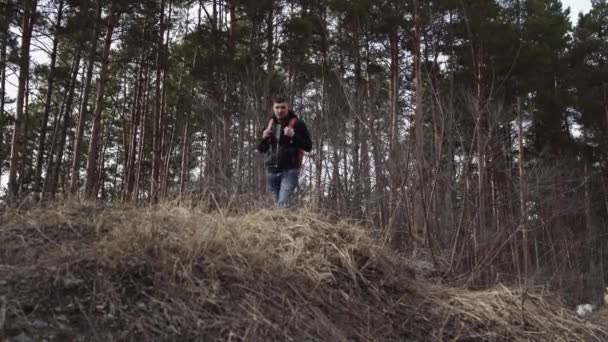 Egy Utazó Férfi Hátizsákkal Erdőben Egy Portré Jóképű Férfiról Hátizsákkal — Stock videók